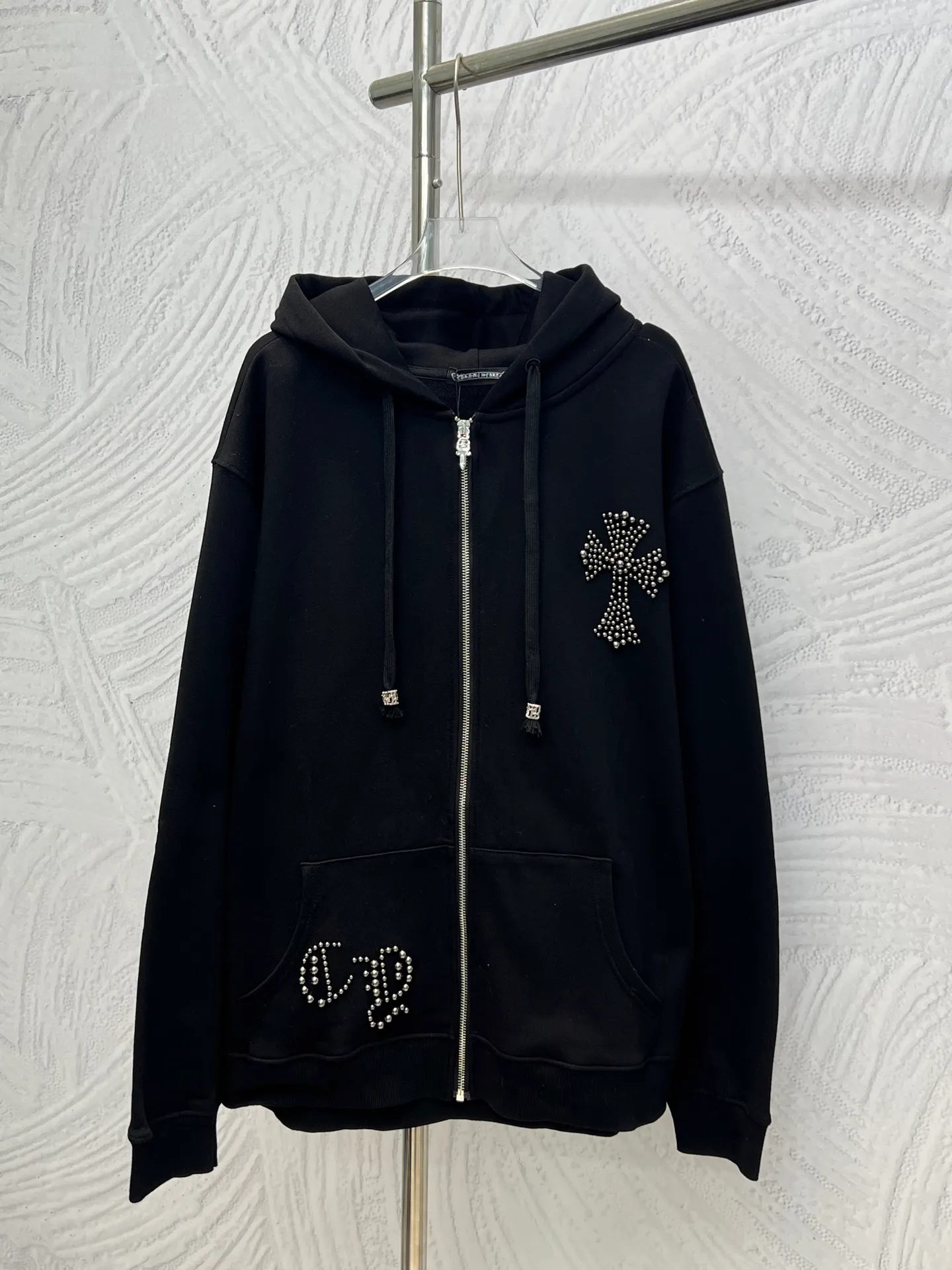 P350 𝗖𝗵𝗿𝗼𝗺𝗲 𝗛𝗲𝗮𝗿𝘁𝘀Cro Heart Pure cotton terry zipper hooded jacket High weight cotton double yarn 380g large terry fabric, fixed and dyed matching ribs, customized full set of accessories, clear letters and perfect restoration without difference. High-end atmosphere, full of class, imported rubber paddle printing graphics and customized bead blasting technology, all wiring is a special machine chain double line.  Size: M L XL XXL